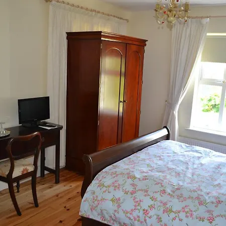 Guaire House Bed & Breakfast 4*